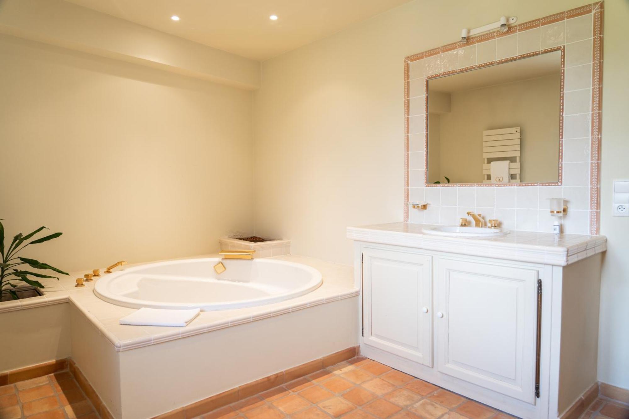Chateau Les Crostes Lodge *